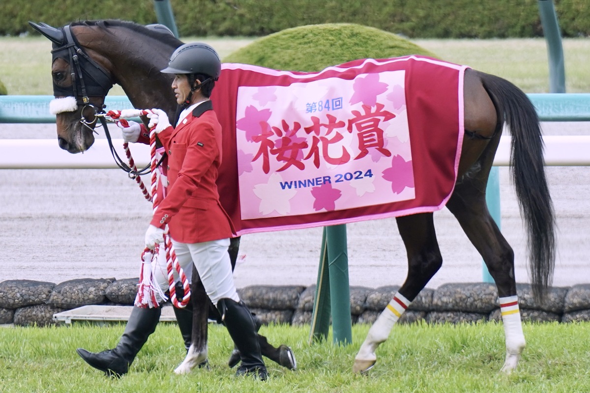 元JRA細江純子氏「大胆ファッション」にファン釘付け!? 阪神大賞典（G2）ディープボンド快勝の裏で写真集も出した元ジョッキーが注目されたワケ | GJ